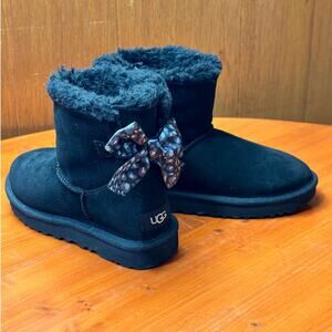 Ugg Womans Mini Bailey Bow Leopard Black Boots - 6